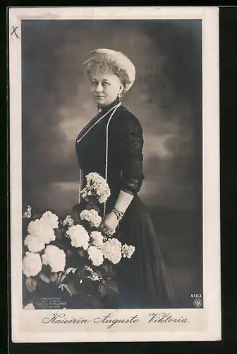 AK Kaiserin Auguste Victoria Königin von Preussen mit Armreif und Blumen