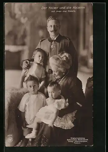 AK Das Kaiserpaar mit ihren drei Enkeln