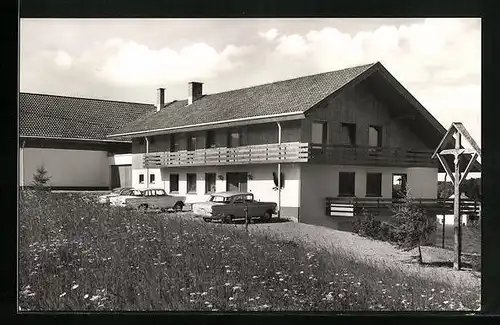 AK Ibach /Schwarzwald, Parkende Autos vor dem Gasthaus-Pension Urhahn, Bes. Otto Strittmatter, Forstwart