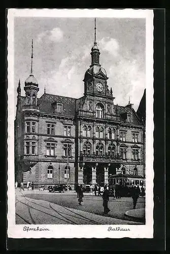 AK Pforzheim, Rathaus mit Passanten und Strassenbahn