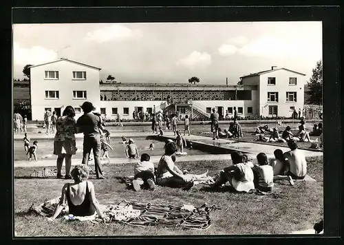 AK Gefell /Schleiz, Freibad mit Badegästen