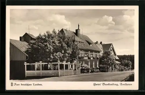 AK Torfhaus i. Oberharz, Hotel Wendt Brockenkrug, Strassenpartie