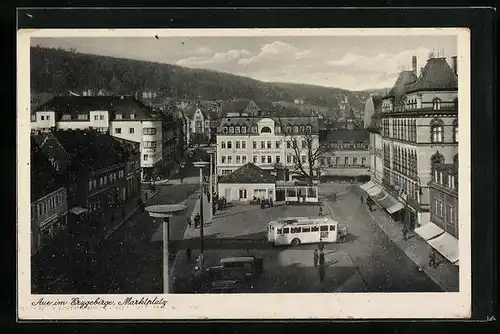 AK Aue /Erzgeb., Bus auf dem Marktplatz