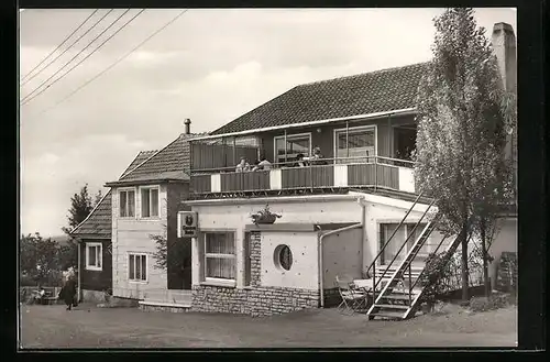 AK Hinterrod /Thür., HO-Speiserestaurant Park-Café mit Gästen auf dem Balkon