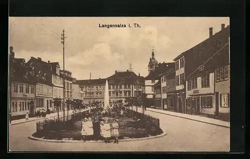 AK Langensalza i. Th., Strassenpartie mit Gasthaus Zum Schwan, Geschäften und Brunnen