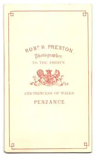 Fotografie Robt. H. Preston, Penzance, Elegant gekleideter Herr mit Vollbart