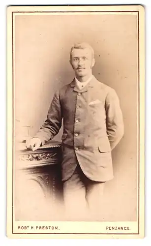 Fotografie Robt. H. Preston, Penzance, Junger Herr im Anzug mit Krawatte