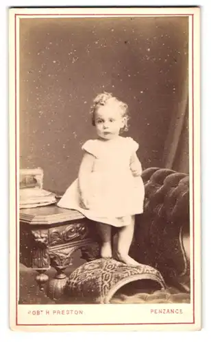 Fotografie Robt. H. Preston, Penzance, Kleines Mädchen im weissen Kleid