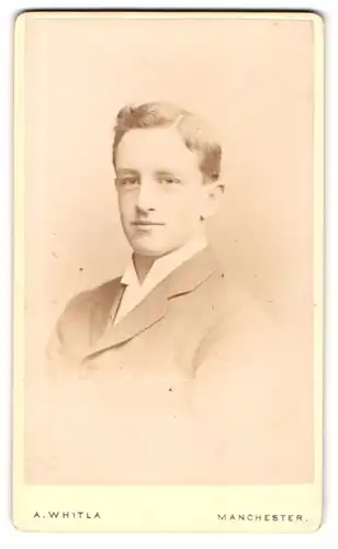 Fotografie A. Whitla, Manchester, 180, Oxford Street, Junger Herr im Anzug mit Krawatte