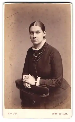 Fotografie A. W. Cox, Nottingham, 11, St. James Street, Bürgerliche Dame mit Halskette