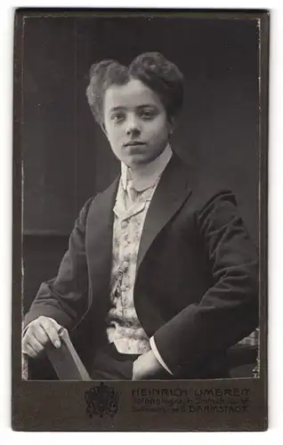 Fotografie Heinrich Umbreit, Darmstadt, Soderstr. 8, Junger Herr im Anzug mit Krawatte
