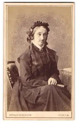 Fotografie Arthur Debenham, Ryde i. W., 28, Union St., Ältere Dame im Kleid mit Haube