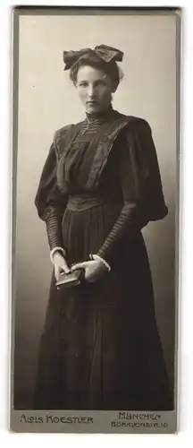 Fotografie Alois Koestler, München, Bürkleinstr. 10, Junge Dame im Kleid mit Kreuzkette