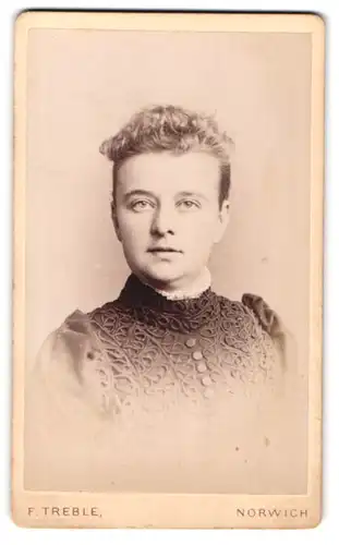 Fotografie F. Treble, Norwich, Junge Dame mit zurückgebundenem Haar