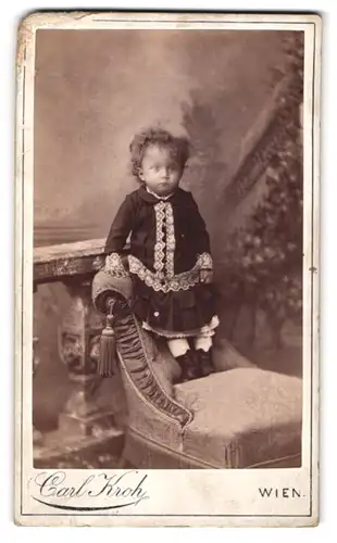 Fotografie Carl Kroh, Wien-Josefstadt, Piaristengasse 20, Kleines Mädchen im hübschen Kleid