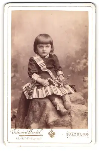 Fotografie Eduard Bertel, Salzburg, Kleines Mädchen im modischen Kleid