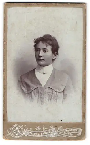 Fotografie Carl Strauss, Kassel, Leipziger-Str. 15, Junge Dame im modischen Kleid