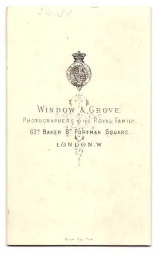 Fotografie Window & Grove, London-W, 63 A Baker St. Portman Square, Junge Dame mit Kragenbrosche