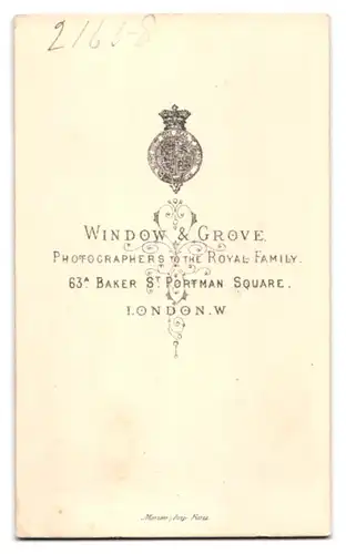 Fotografie Window & Grove, London-W, 63 A Baker St. Portman Square, Junge Dame in hübscher Kleidung