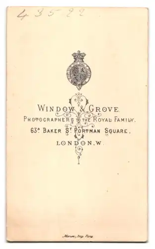 Fotografie Window & Grove, London-W, 63 A Baker St. Portman Square, Kleines Mädchen mit gewelltem Haar