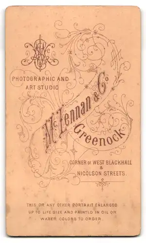 Fotografie Mc Lennan & Co., Greenock, Junge Dame in modischer Kleidung