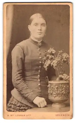 Fotografie W. Mc Lennan & Co., Greenock, Bürgerliche Dame lehnt am Blumentopf