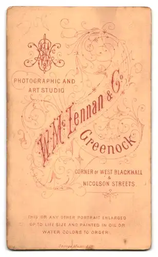 Fotografie W. Mc Lennan & Co., Greenock, Bürgerliche Dame lehnt am Blumentopf