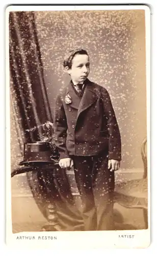 Fotografie Arthur Reston, Stretfrod, 6, Dorset Street, Junger Herr im Anzug mit Krawatte