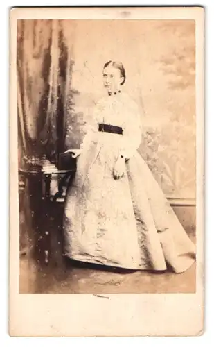 Fotografie W. Clark, Brighton, 59, North Street, Junge Dame im Kleid