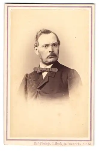 Fotografie Hermann Bock, Berlin, Friedrichs-St. 68, Bürgerlicher Herr im Anzug mit Brille