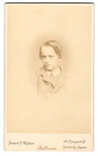 Fotografie Samuel A. Walker, London-W., 64, Margaret Street, Junger Mann im modischen Anzug