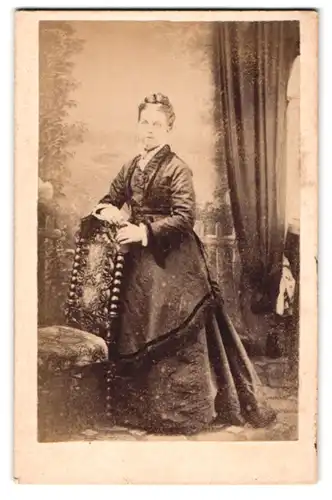 Fotografie H. Jones Rogerson, Newport, Dock Street, Bürgerliche Dame im Kleid