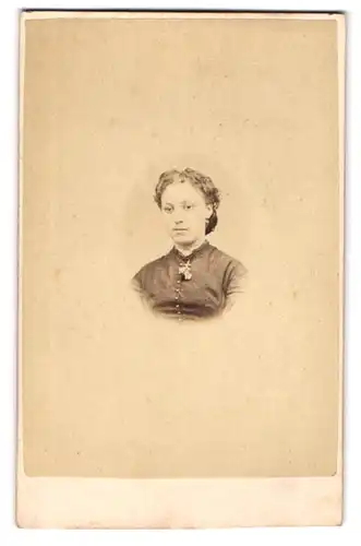 Fotografie H. Rogerson, Newport, Dock Street, Junge Dame mit Kreuzanhänger