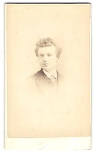 Fotografie Benjamin Scott, Carlisle, Devonshire St., Junger Herr im Anzug mit Krawatte