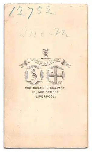 Fotografie Photographic Company, Liverpool, 12, Lord Street, Junge Dame im modischen Kleid