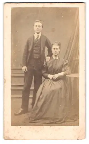 Fotografie Pearson Photographic Artist, Derby, 17, St. Peter`s Chruch Yard, Bürgerliches Paar in modischer Kleidung