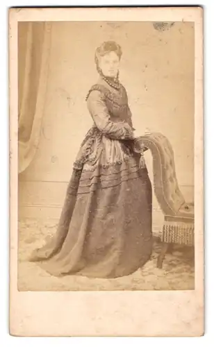 Fotografie Bullock & Sons, Macclesfield, Bürgerliche Dame im Kleid