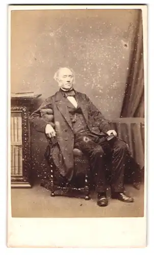 Fotografie H. J. Whitlock, Birmingham, 11, New Street, Älterer Herr in eleganter Kleidung