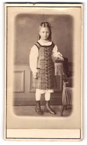 Fotografie Hri Badié, Paris, 17, Boulevard Sébastopol, 17, Junges Mädchen im karierten Kleid