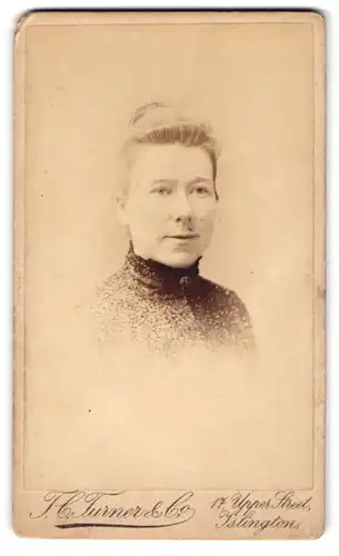 Fotografie T. C. Turner & Co., Islington, 17, Upper Street, Bürgerliche Dame in modischer Kleidung