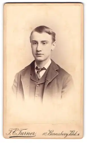 Fotografie T. C. Turner, Islington, 10, Barnsbury Park, Junger Herr im Anzug mit Krawatte