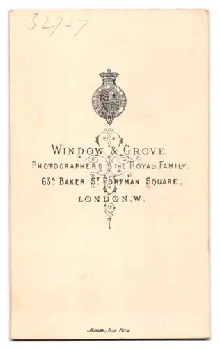 Fotografie Window & Grove, London-W., 63 A Baker St. Portman Square, Junge Dame in modischer Kleidung