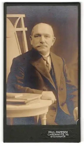 Fotografie Paul Papesch, Chemnitz, Brückenstr. 31, Älterer Herr mit Bart an Tisch abstützend