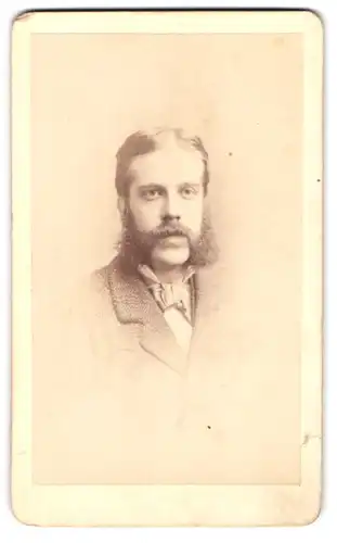 Fotografie F. Treble & Co, Norwich, Victoria Hall, Herr mit Bart und Anzug