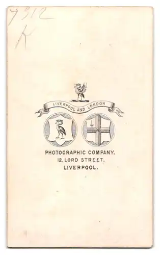 Fotografie Photographic Company, Liverpool, 12. Lord Street, Junger Herr im Anzug und Fliege
