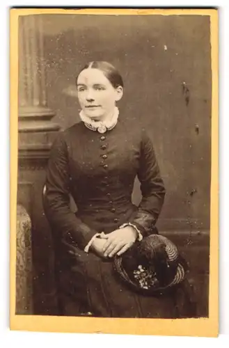 Fotografie W. Elliott, Penrith, 24. Crown Square, Dame im Kleid mit Federhut