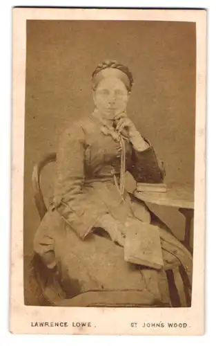 Fotografie Lawrence Lowe, St. John`s Wood, 10. Queensterrace, Dame mit geflochtenen Haaren und Buch in der Hand