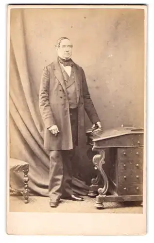 Fotografie Photographic Company, London, 110. Regent St., Mann am Sekretär stehend