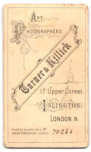 Fotografie Turner & Killick, Islington, 17. Upper Street, Dame im gemusterten Samtkleid