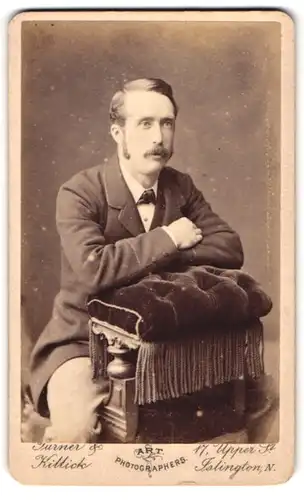 Fotografie Turner & Killick, Islington, 17. Upper Street, Mann im Anzug auf Recamiere sitzend